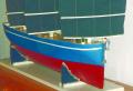 Model windschip primeur op donkerbruine kramenmarkt