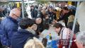 Gezellige drukte op donkerbruine kramenmarkt  