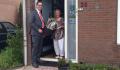 Wethouder Durk Stoker bezorgt id-kaart in Oudega