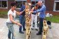 Gemeenteraadsleden aan het klussen in verzorgingshuis Heeg 