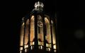Kerktoren licht in de duisternis