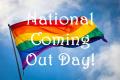 Coming Out Dag: wethouder Van Gent hijst de regenboogvlag samen met ‘roze’ ouderen 