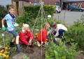 Meehelpen in de tuin van Marienacker