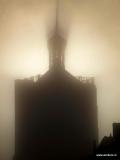 Workumer toren in nevelen gehuld